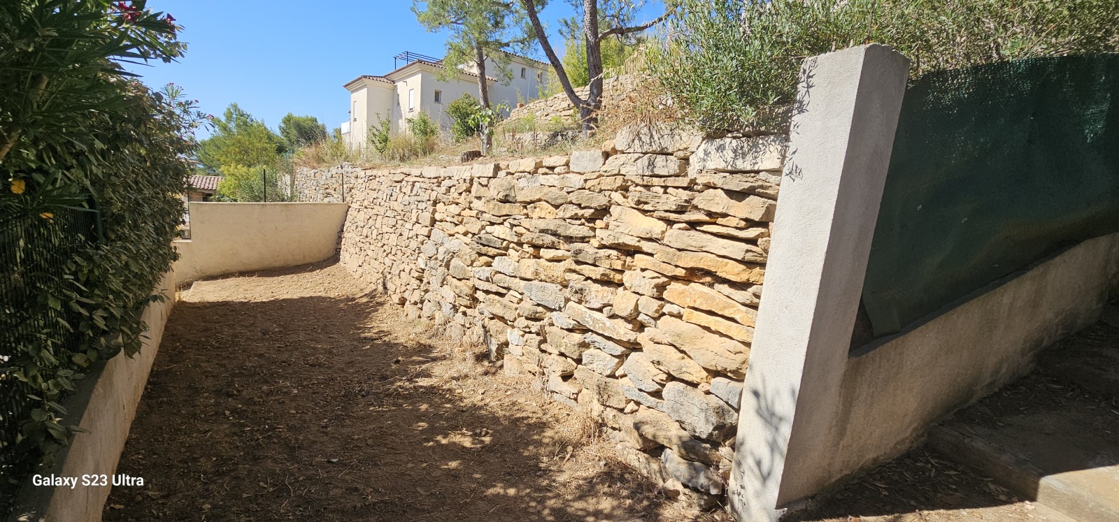 reconstruction d un mur en pierres sèches éboulé par des fortes pluies sur Bandol