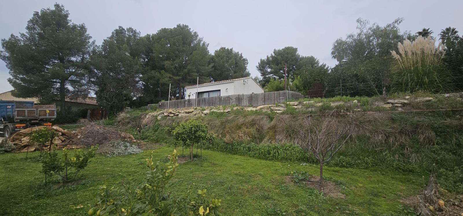 Chantier en cour, reconstruction murets en pierres sèches sur La Cadièred'Azur