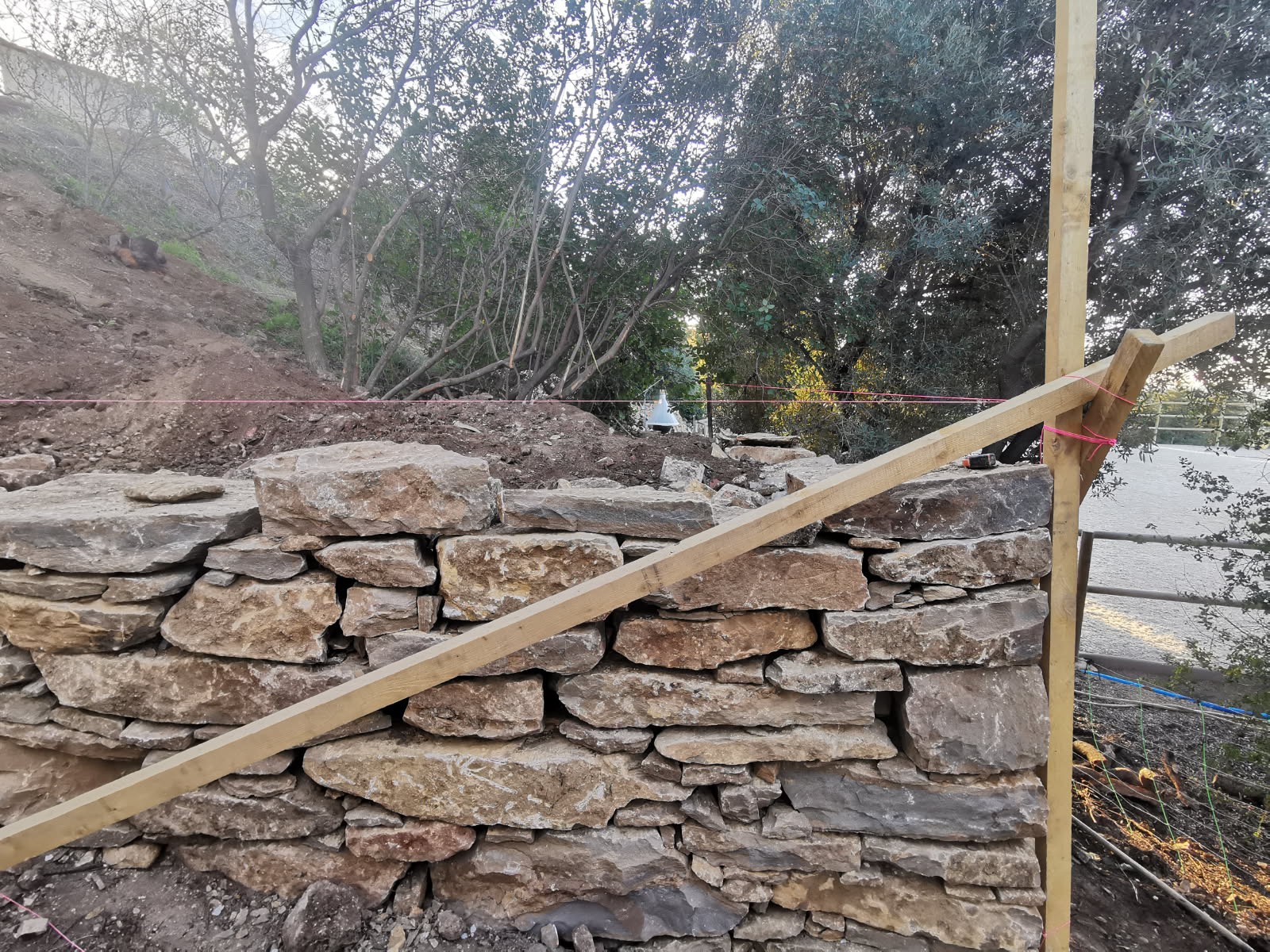 création d un mur en pierres sèches sur Ollioules