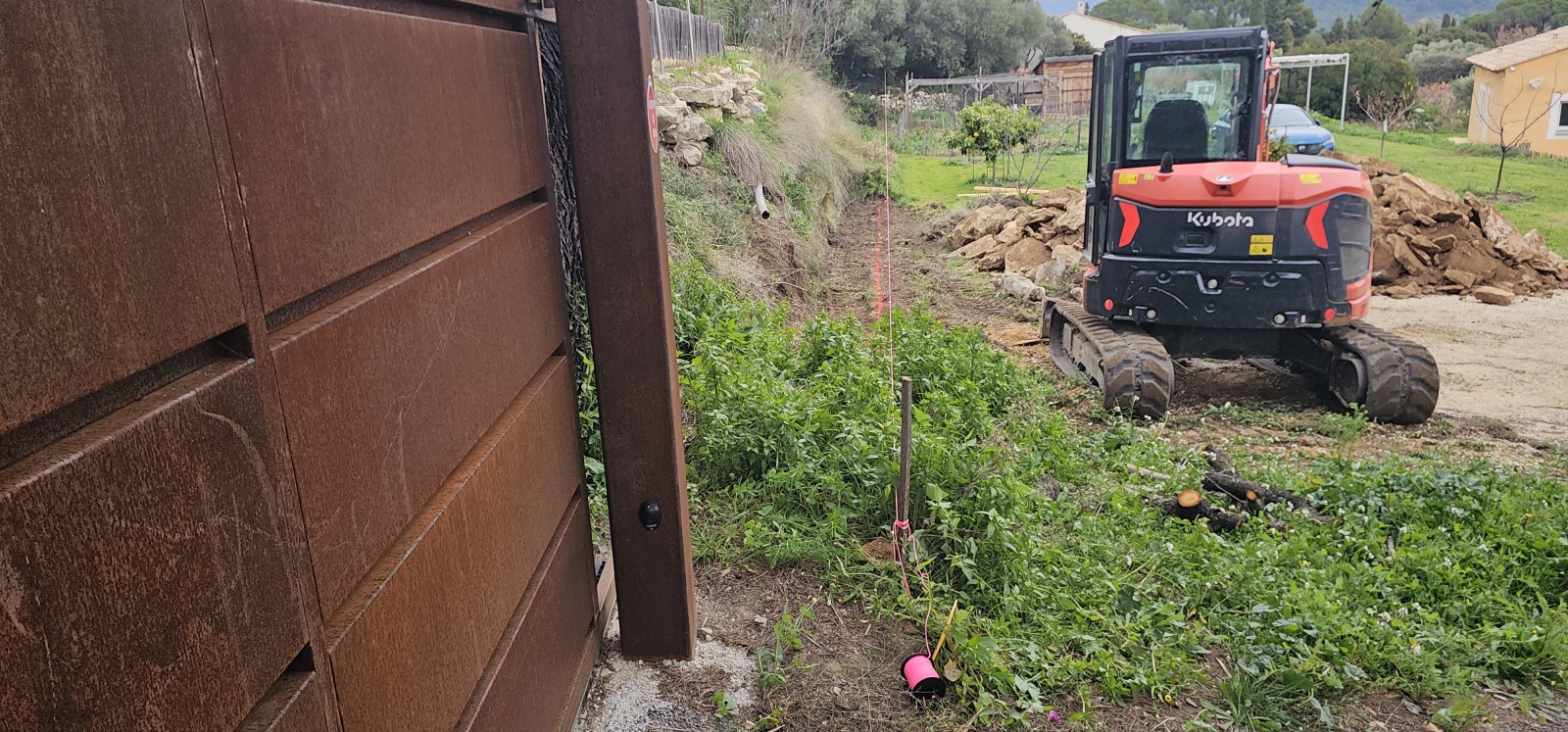 Reconstruction d un mur en pierres sèche sur La Cadiere d Azur