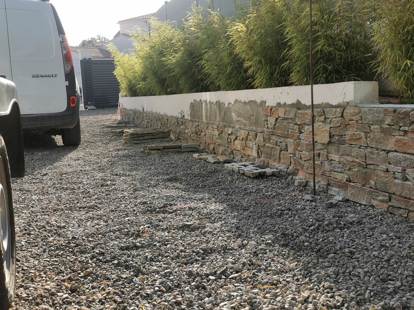 pose de plaques de parement en pierres naturelles sur la commune de la Crau