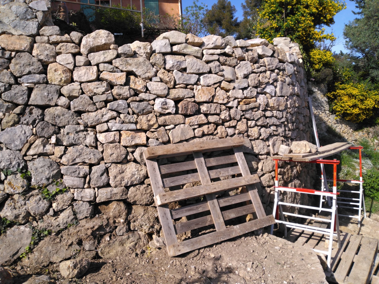 mur en pierres sèches de clôture à Ollioules