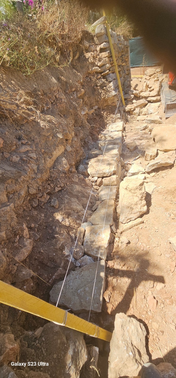 reconstruction d un mur en pierres sèches éboulé par des fortes pluies sur Bandol