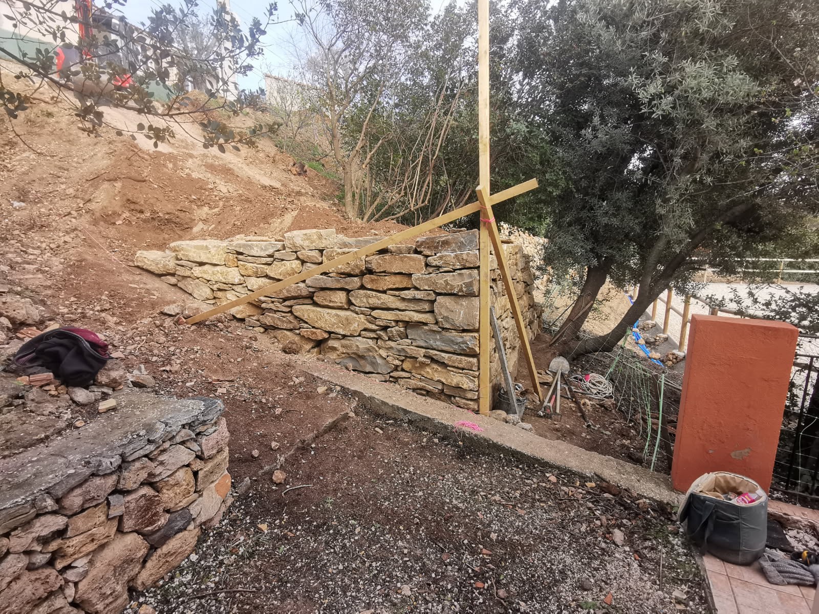 création d un mur en pierres sèches sur Ollioules