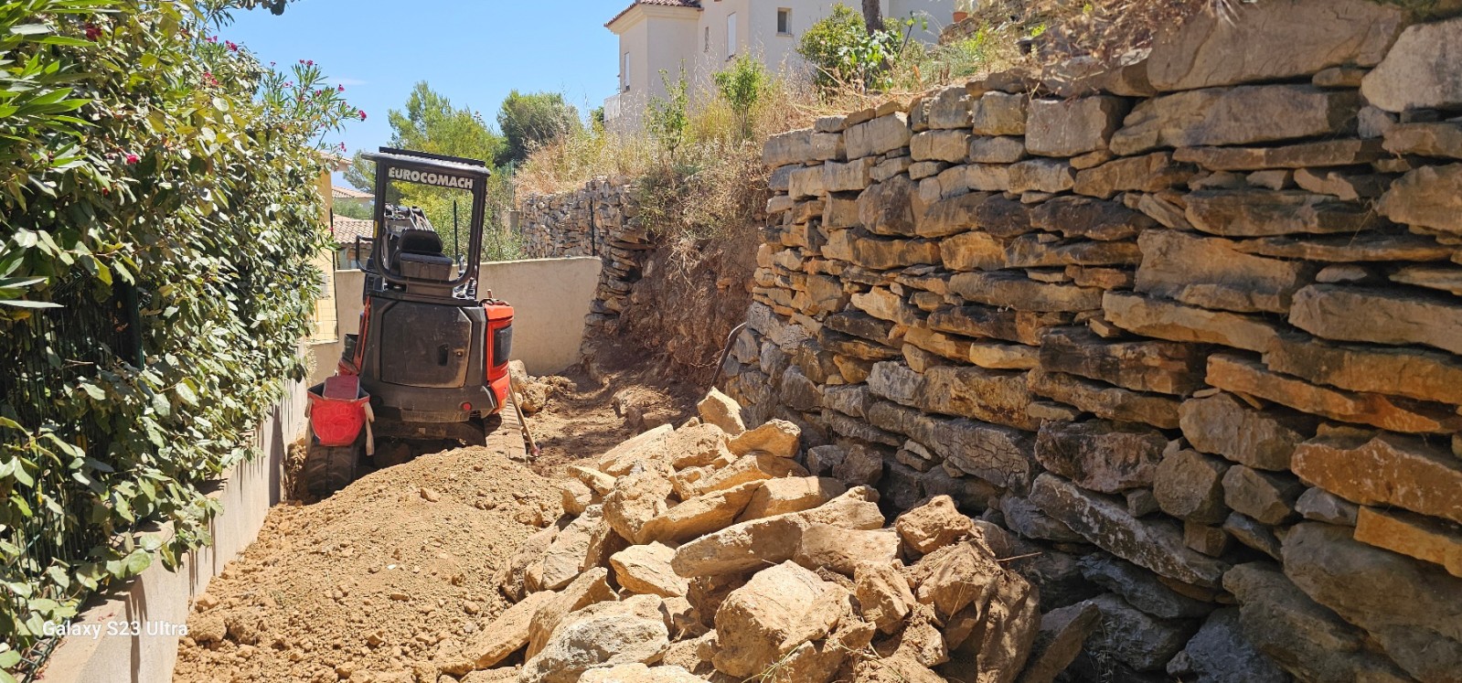 reconstruction d un mur en pierres sèches éboulé par des fortes pluies sur Bandol