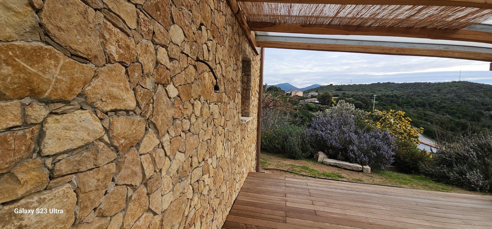 création d un parement en pierres naturel sur une villa en Corse du Sud