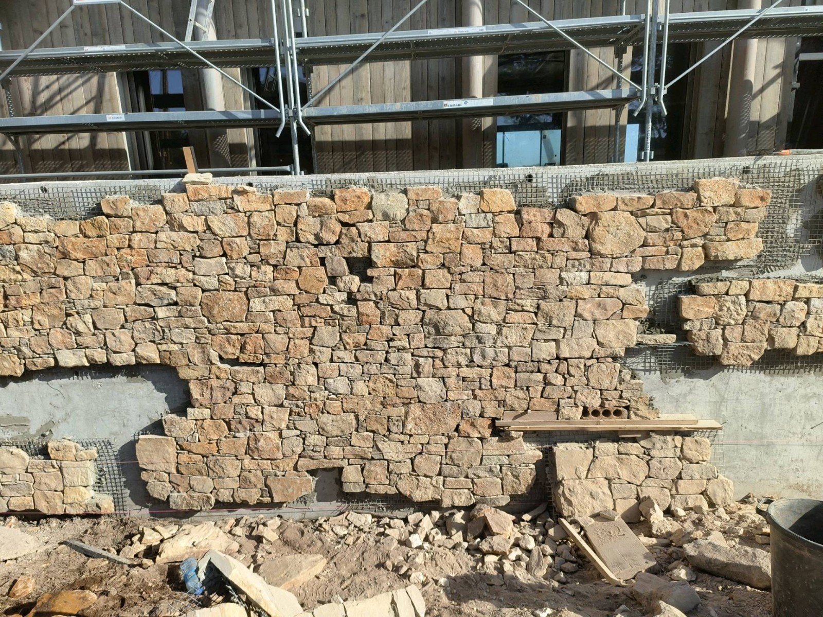 Création d un parement en pierres sur une villa