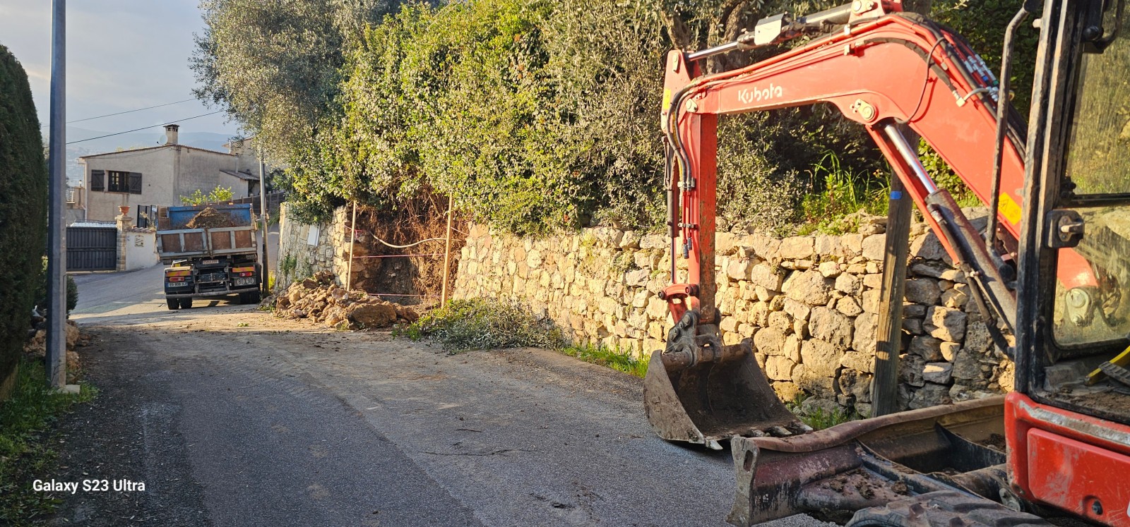 reconstruction de murets en pierres sèches à Mouans sartoux dans les Alpes Maritime