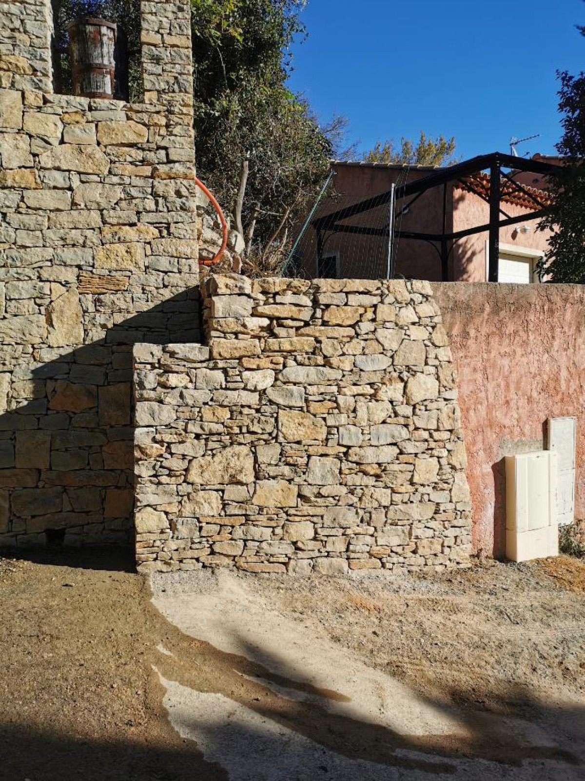 création d un muret en pierres naturelles sur Ollioules