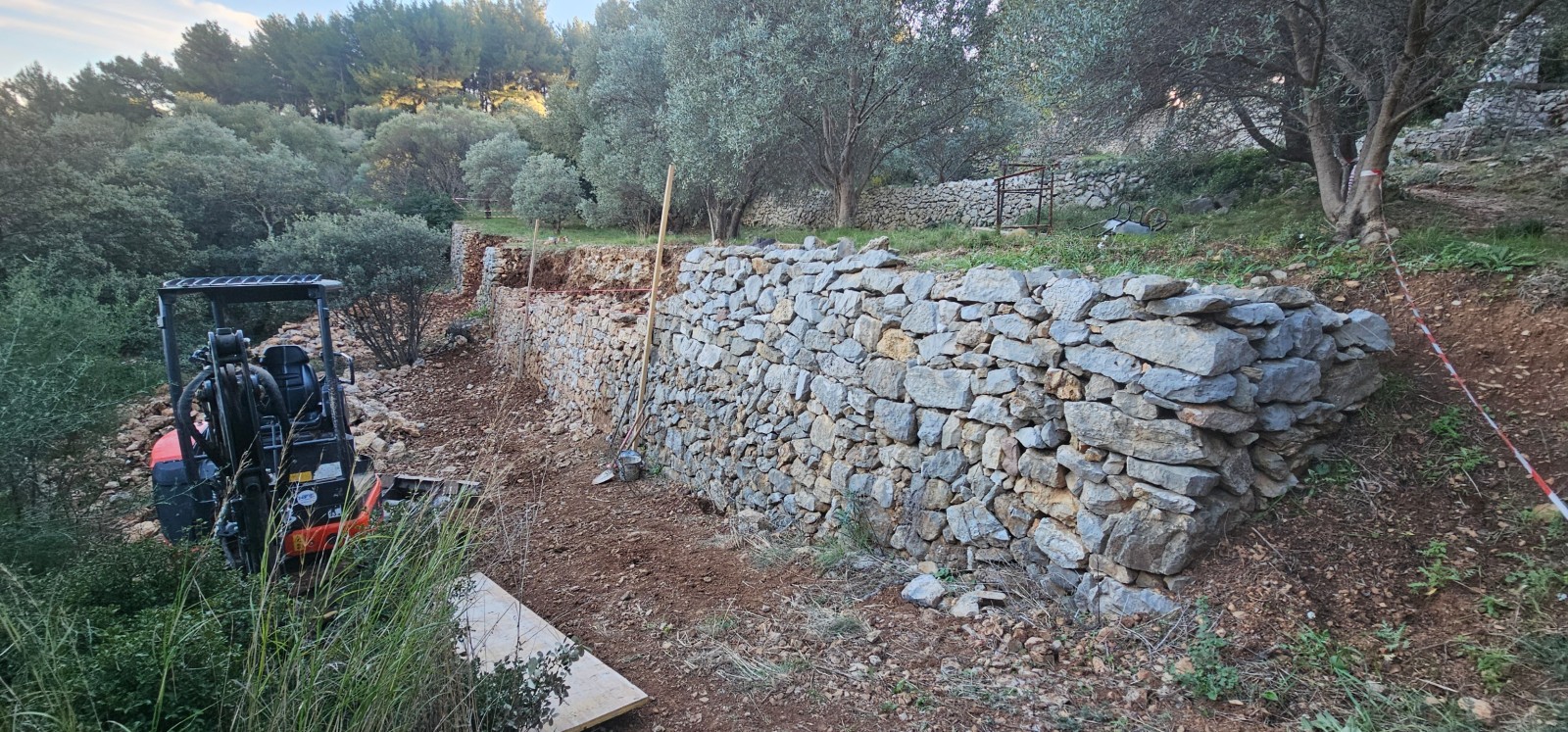 Reconstruction de murets en pierres au Conservatoire Variétal de l’Olivier à La Valette 