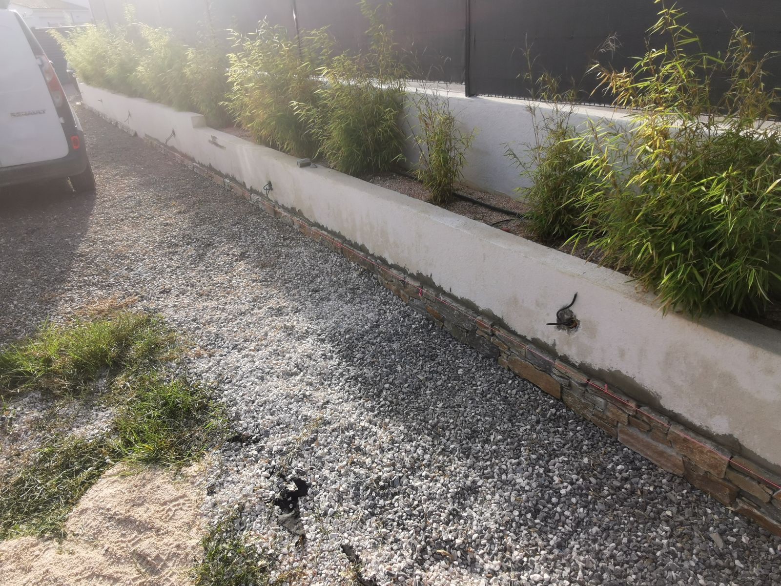 Pierres de parement  sur mur en agglos dans le sud de la France 