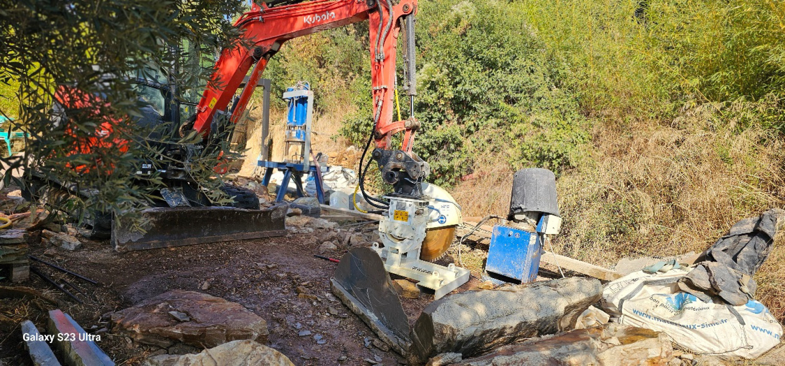 découpeuse hydraulique sur mini-pelle