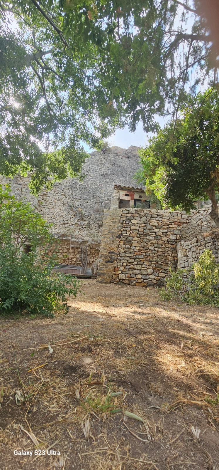 reconstruction d un mur en pierres sèches au chateau d Ollioules