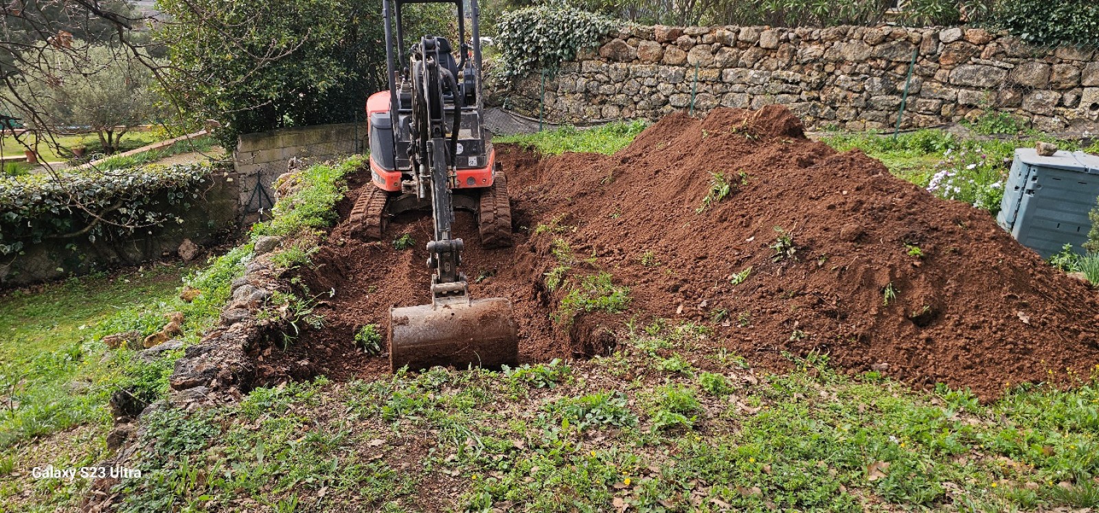 terrassement à l engin pour la reconstruction d un mur en pierres sèches sur Ollioules