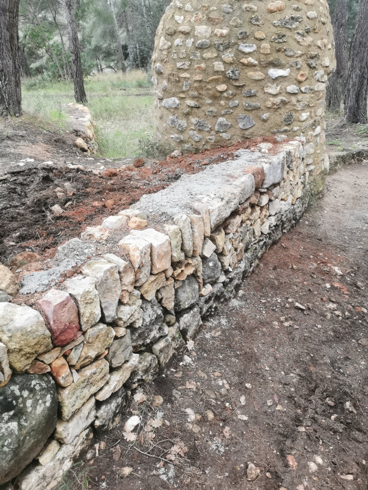 Réparation des murs en pierres sèches sur le parc de la Villa Marguerite à Ollioules