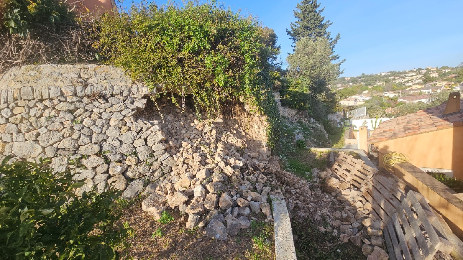 reconstruction d un muret en pierres sèches à Ollioules 