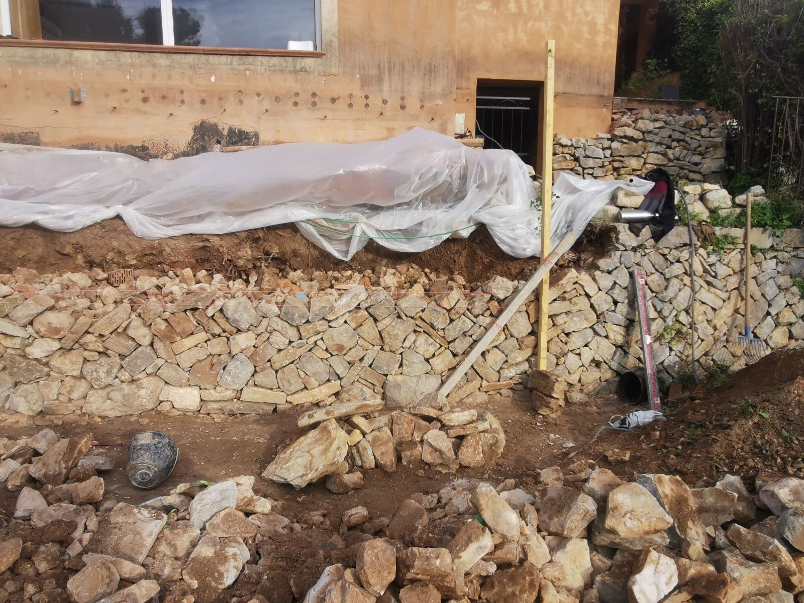 reconstruction d un mur en pierres