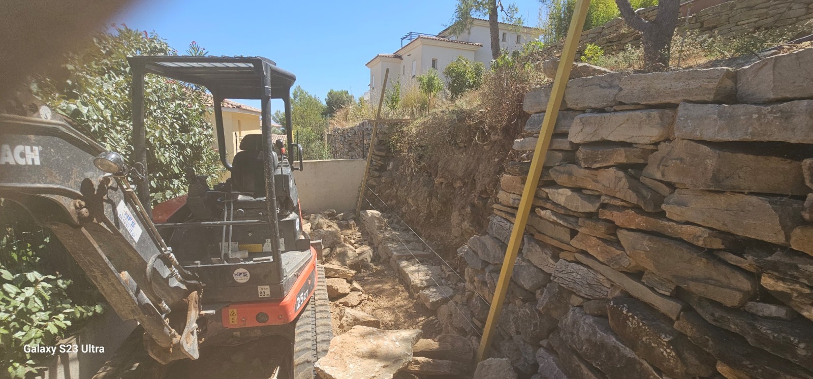 reconstruction d un mur en pierres sèches éboulé par des fortes pluies sur Bandol