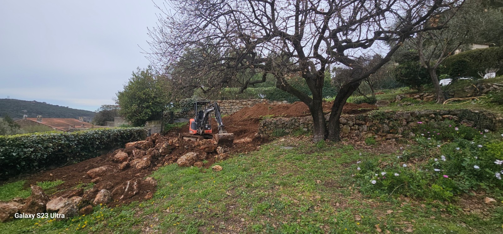 terrassement à l engin pour la reconstruction d un mur en pierres sèches sur Ollioules