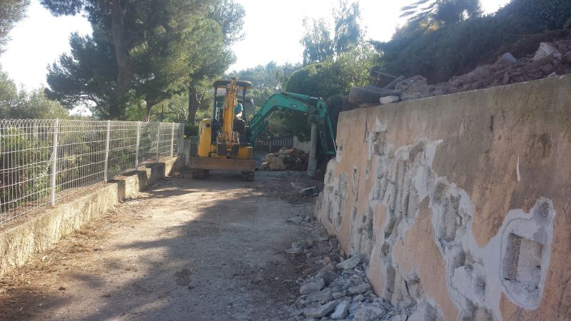 mur en béton cassé au brise roche hydraulique
