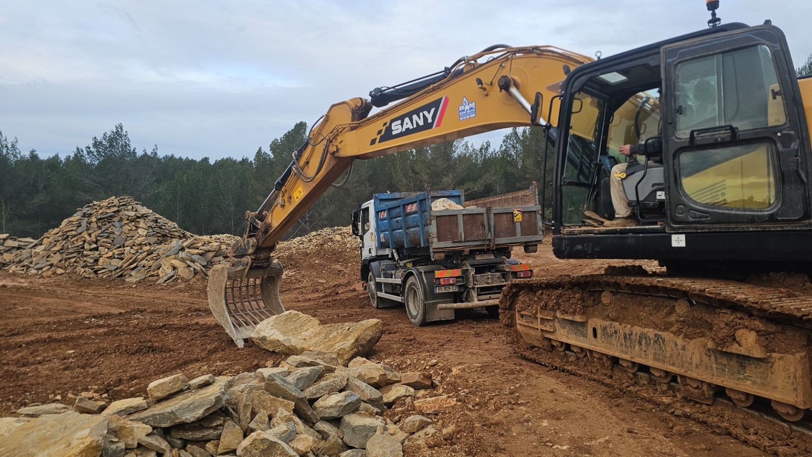 chargement d une grosse pierre de collection 