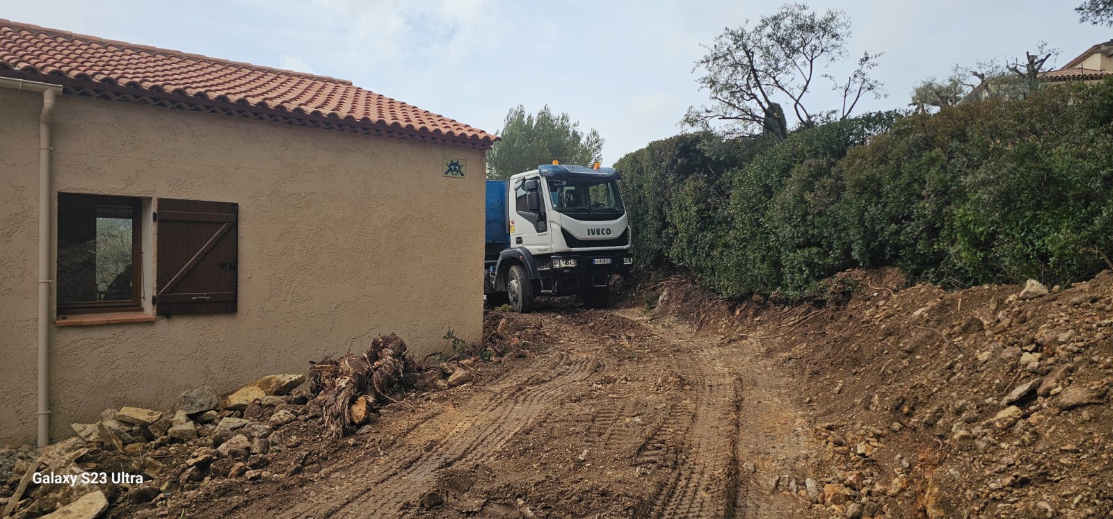 terrassement à l engin pour la reconstruction d un mur en pierres sèches sur Ollioules