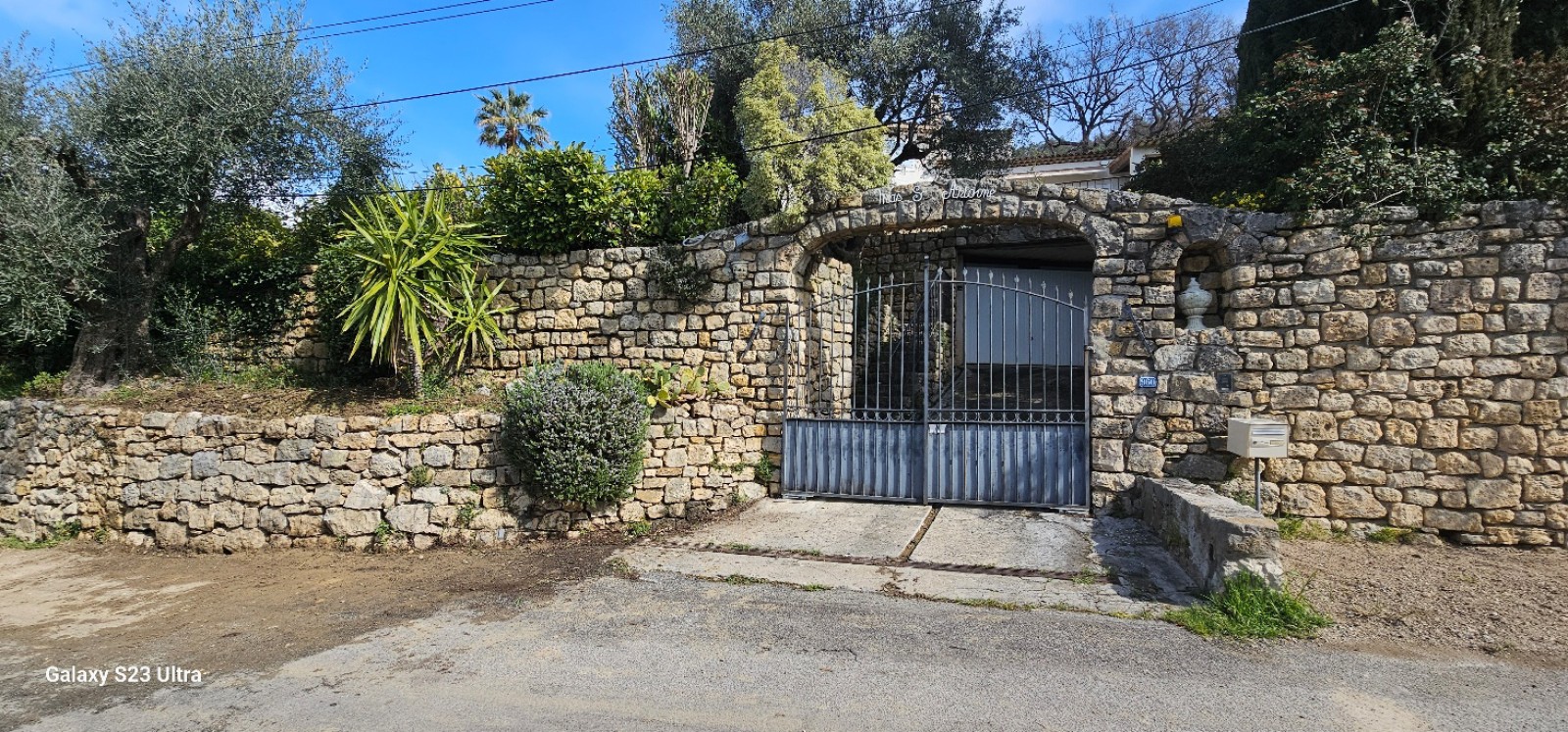 reconstruction de murets en pierres sèches à Mouans sartoux dans les Alpes Maritime