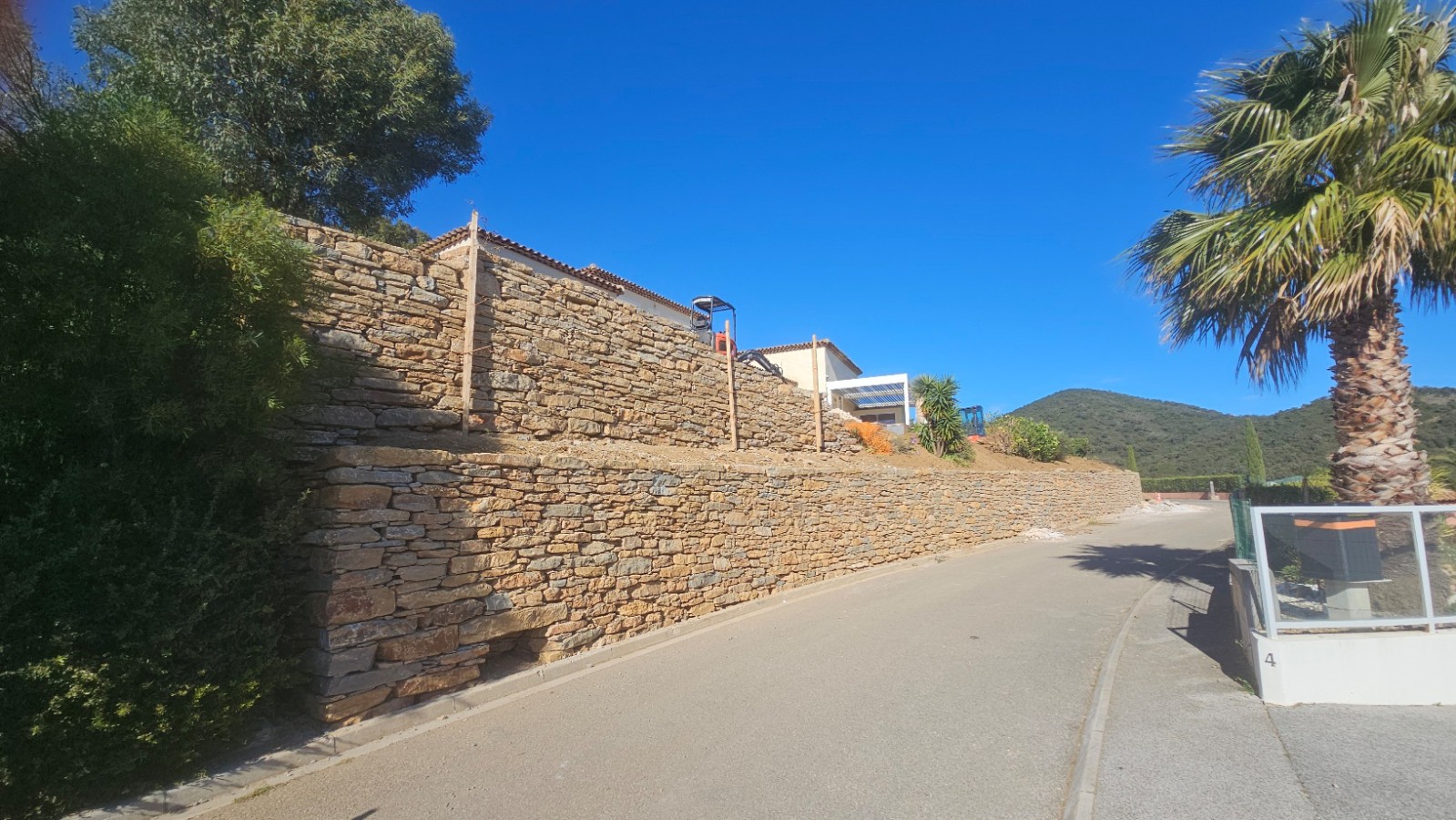 création murets en pierres sèches dans le Var à la Londe les Maures 