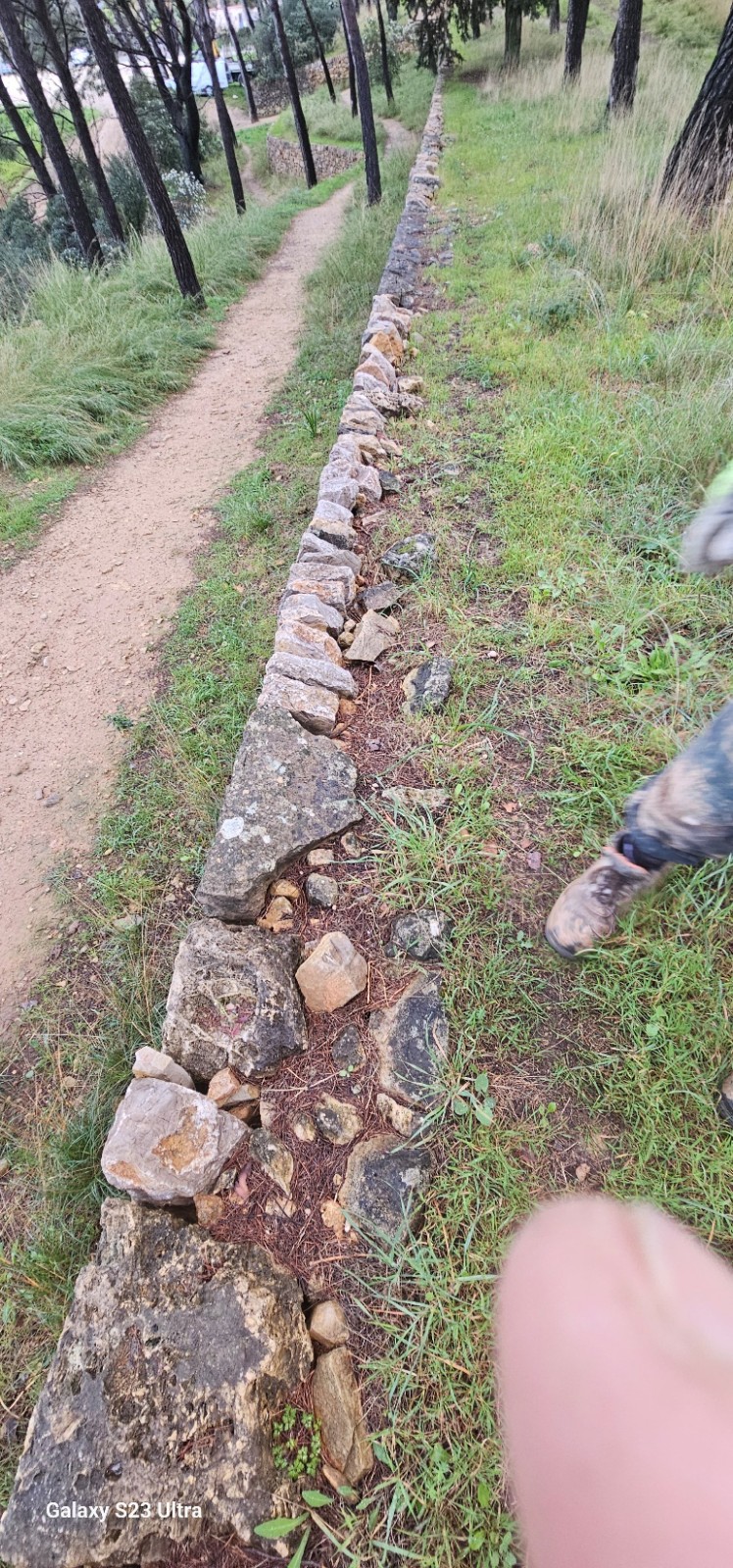 reconstruction des murs en pierres sèches sur le parc de la villa Marguerite à Ollioules