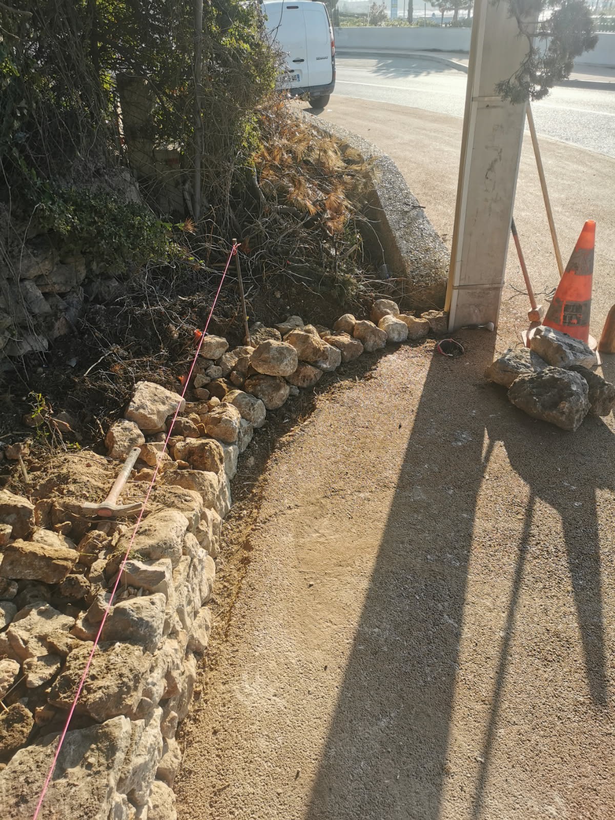 reconstruction d un mur en pierres sèches à Ollioules