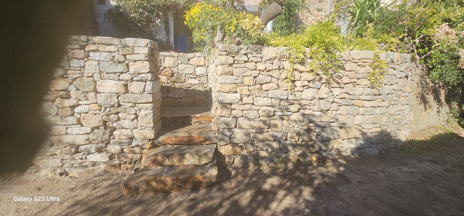 Création d'un escalier en pierre sèche au village de Carnoules