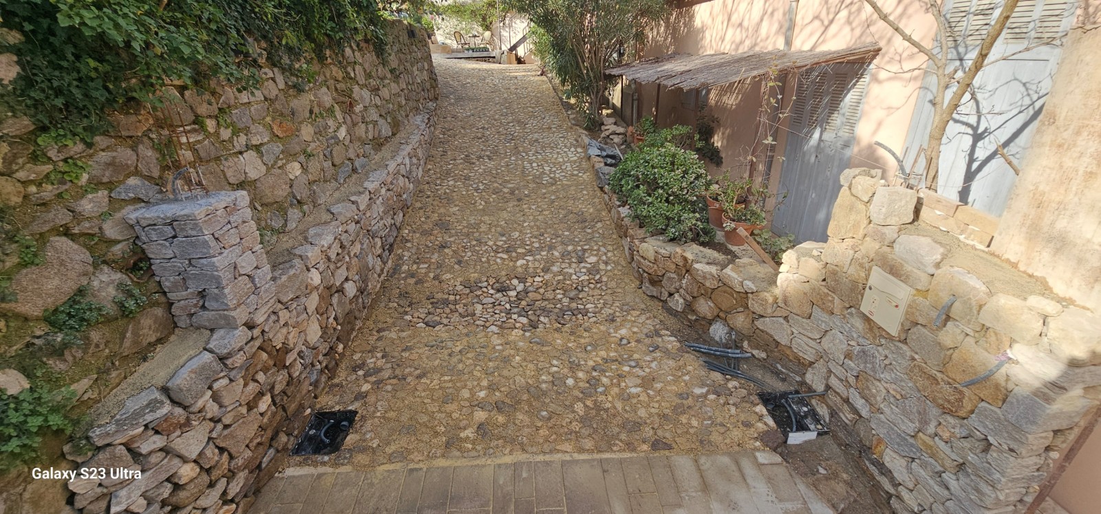 suite d une création d une calade en pierres naturelles de Rivière à Ramatuelle