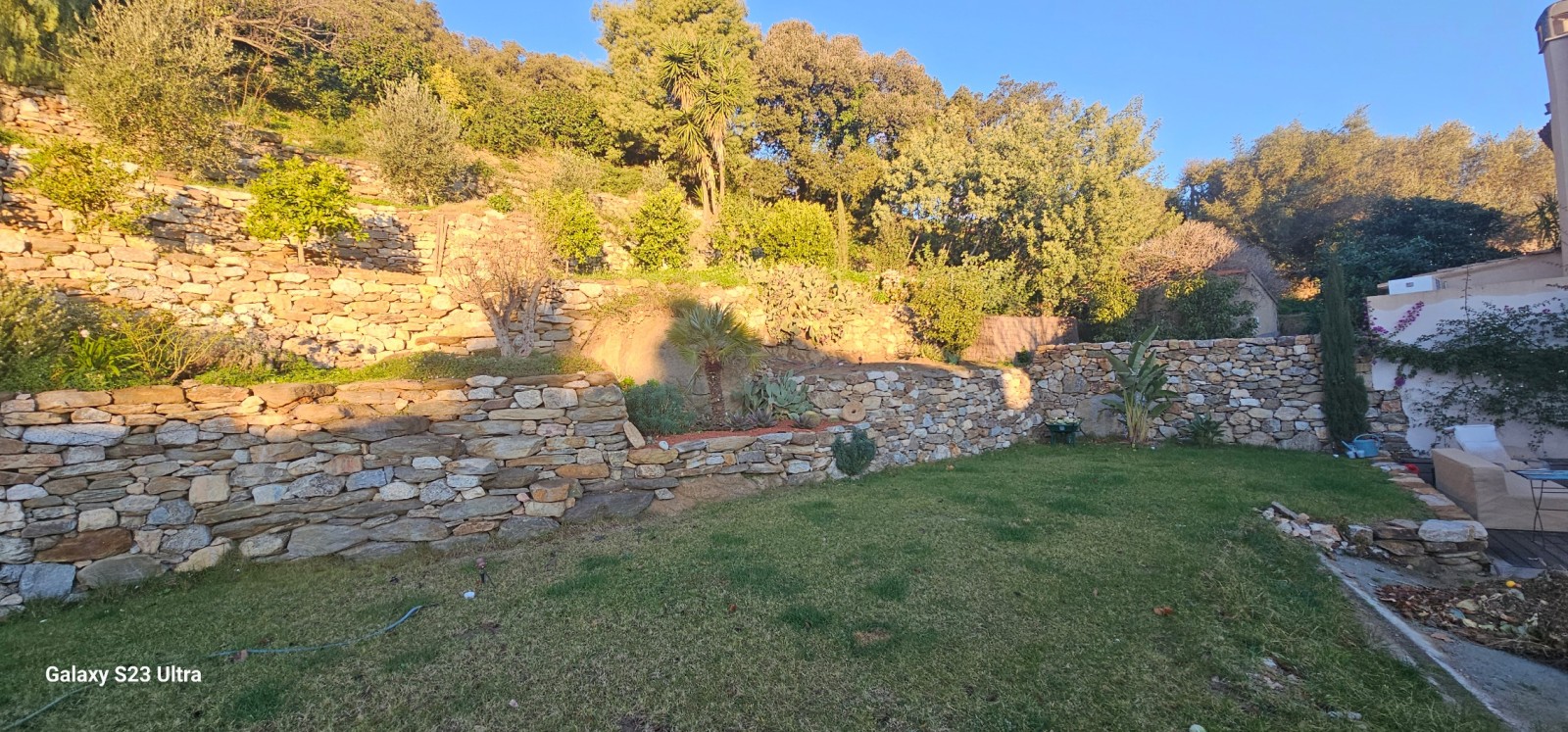 Mur en pierres sèches dans le var à Ramatuelle