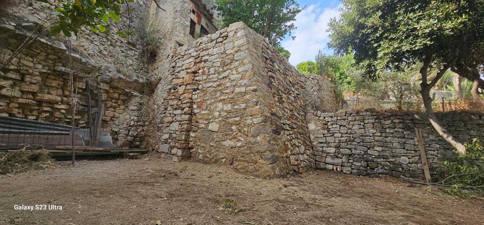 reconstruction d un mur en pierres sèches au chateau d Ollioules