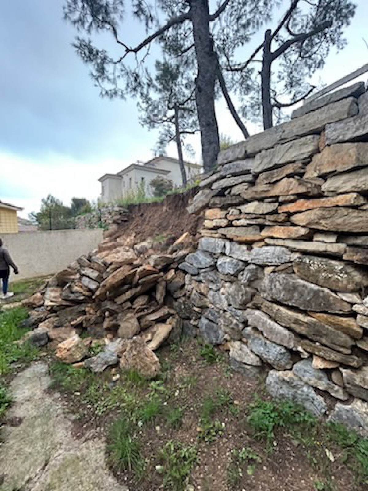 reconstruction d un mur en pierres sèches éboulé par des fortes pluies sur Bandol