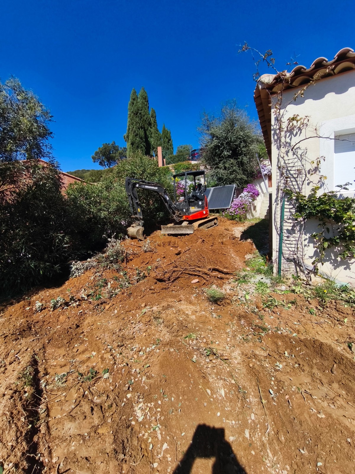 Valorisation d’un espace extérieur par des aménagements paysagers et des murets en pierres sèches à La Londe-les-Maures.