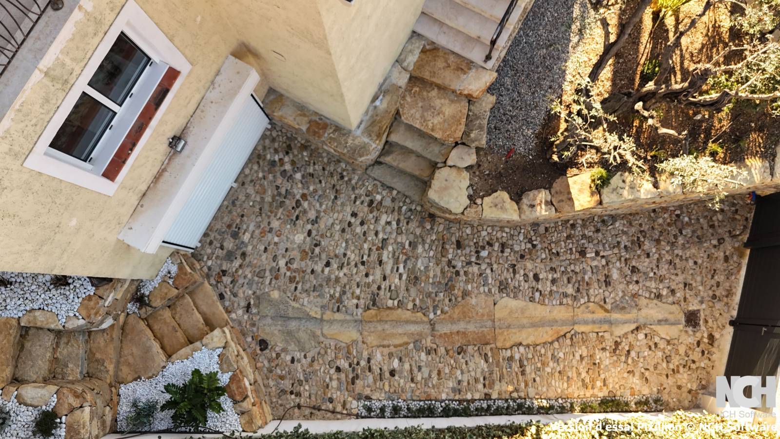 Calade et murets en pierres sèches sur Ollioules dans le Sud de la france 