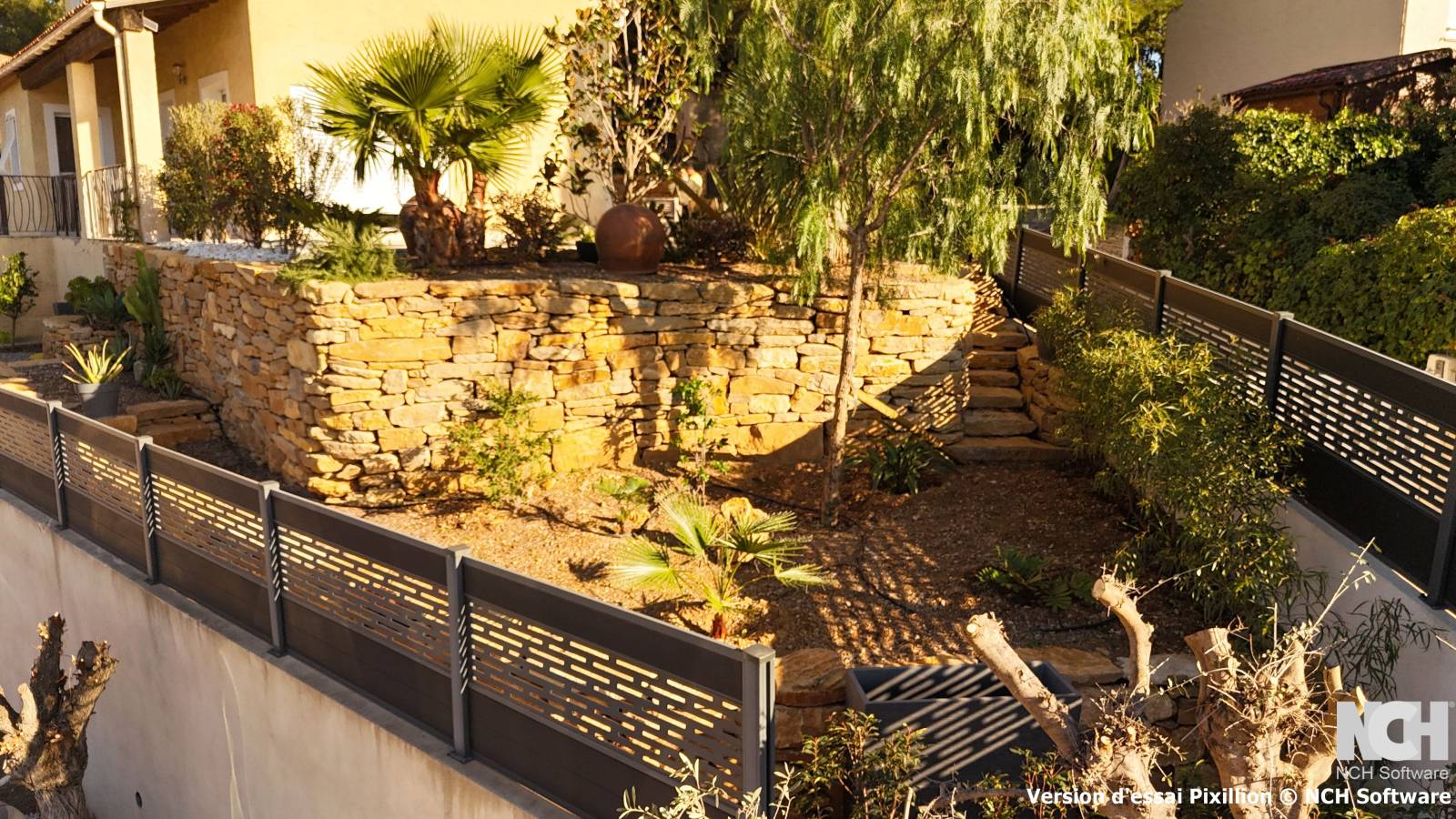 Piscine incorporés dans le jardin et les murs en pierres sèches dans le Sud de la France 