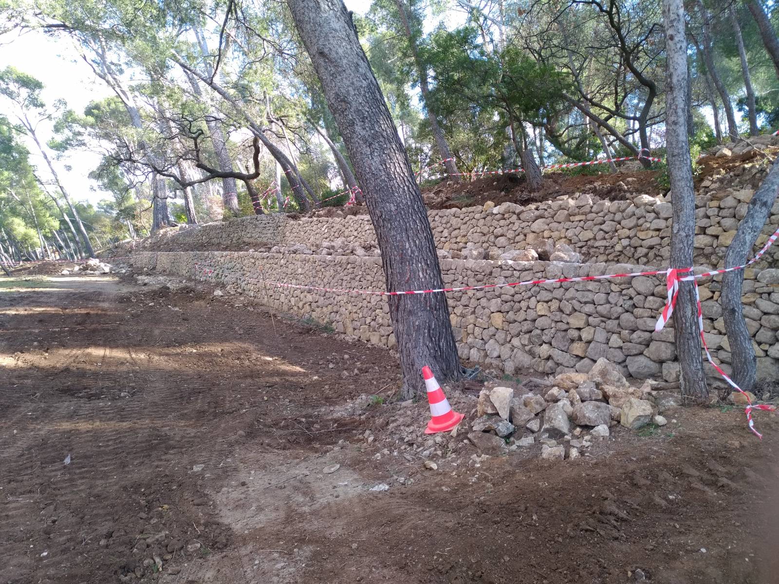 les vieux murs en pierres renaisse aux parc de la castellane sur ollioules dans le var