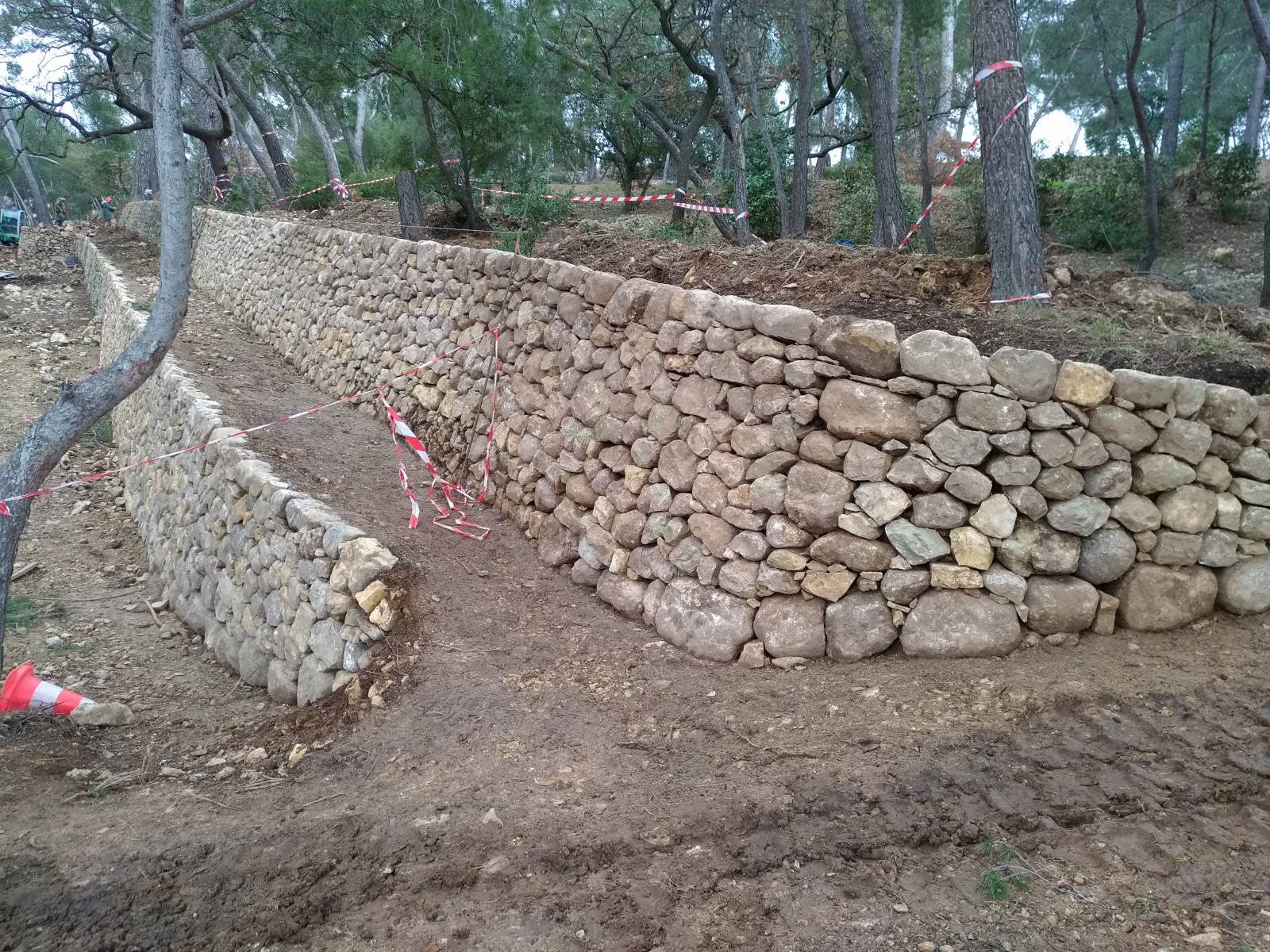 reconstruction d' un vieux mur en pierres parc de la castellane à Ollioules dans le var