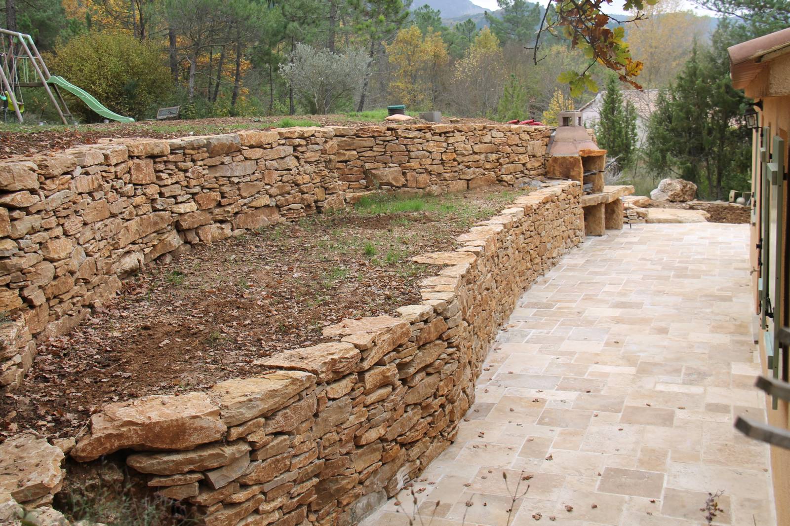 Association de murs en pierres sèches et d'un barbecue sur Mazaugue prés de Brignole dans le Var