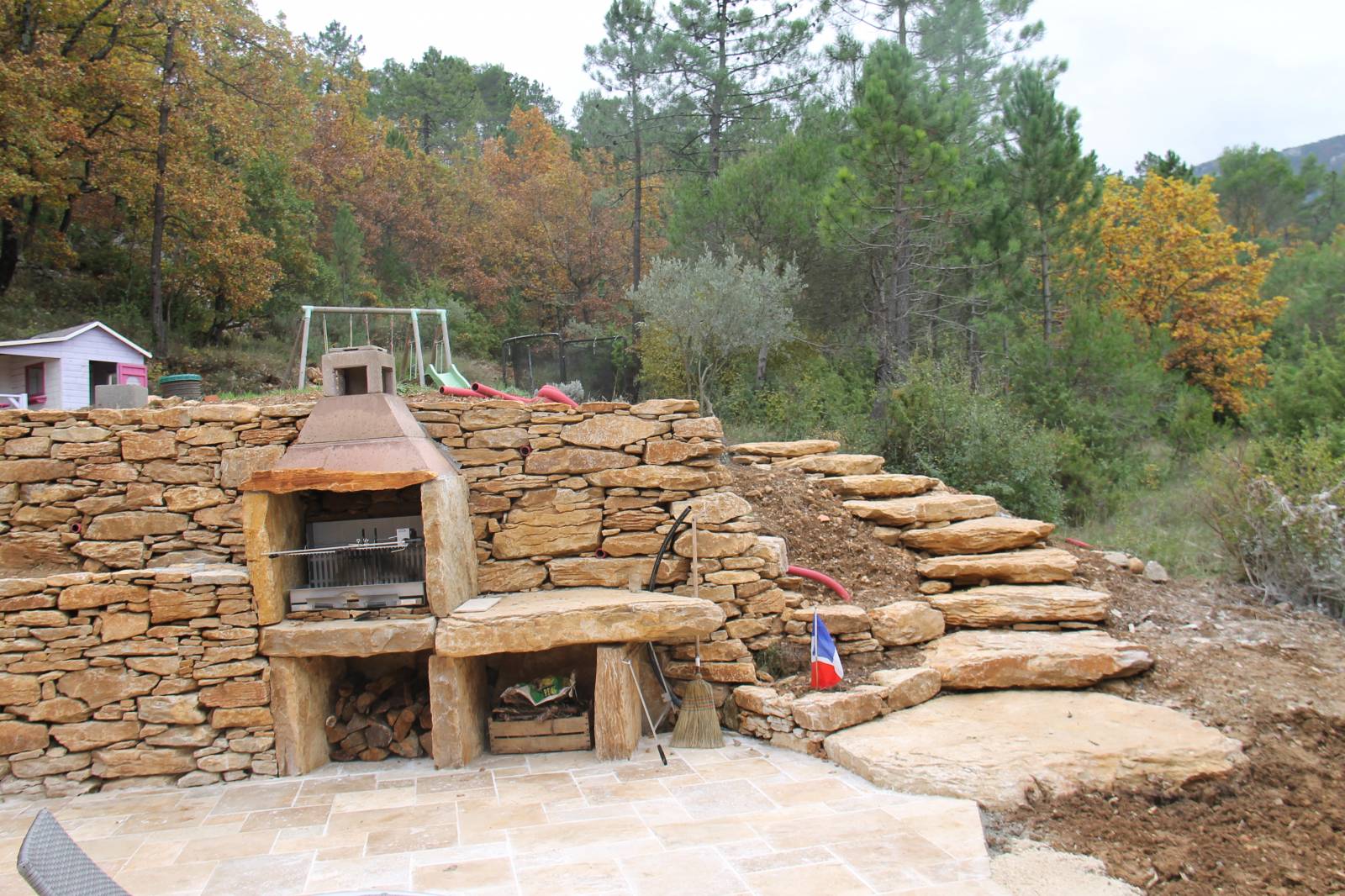Pour les beau jours faire un barbecue à l' extérieure dans un authentique barbecue en pierres massif de la provence