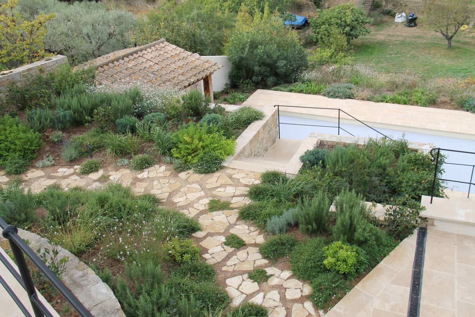 dallage en pierres sur un chemin d' un jardin paysager à la Ciotat dans Bouches-du-Rhône.