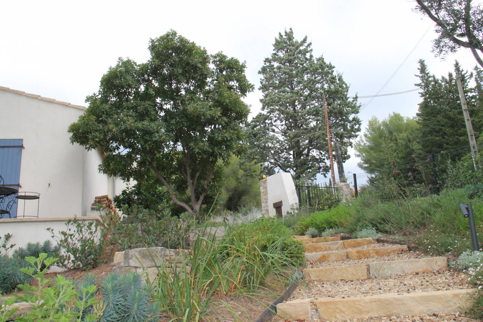 Escalier en pierres de Ciotat sur un jardin paysager à la Ciotat