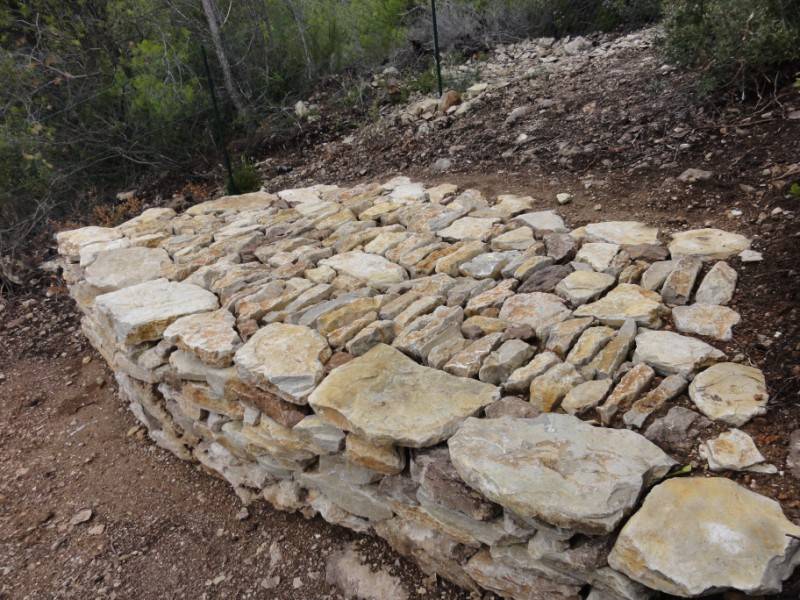 réalisation calade sur dernier mur en pierre