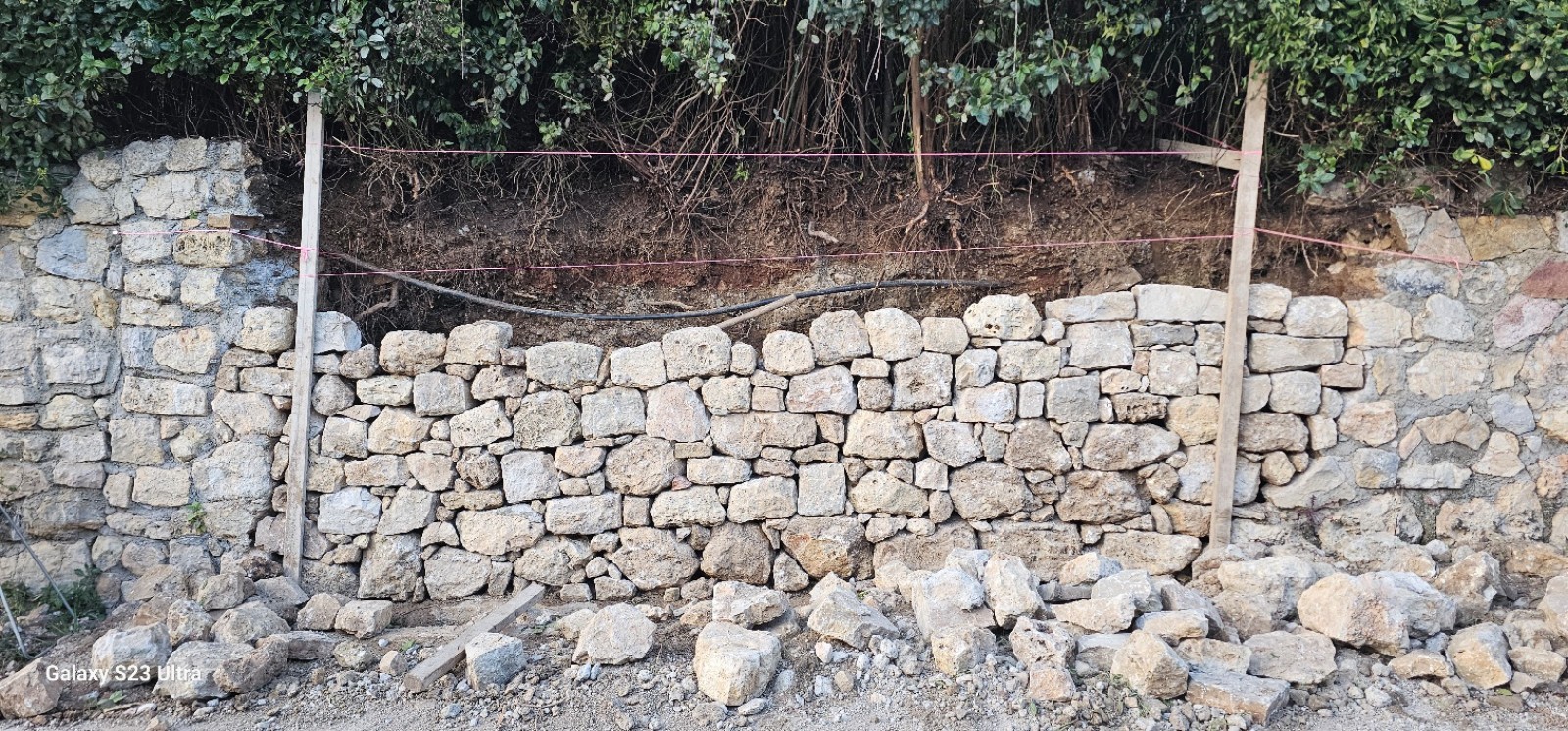 reconstruction de murets en pierres sèches à Mouans sartoux dans les Alpes Maritime
