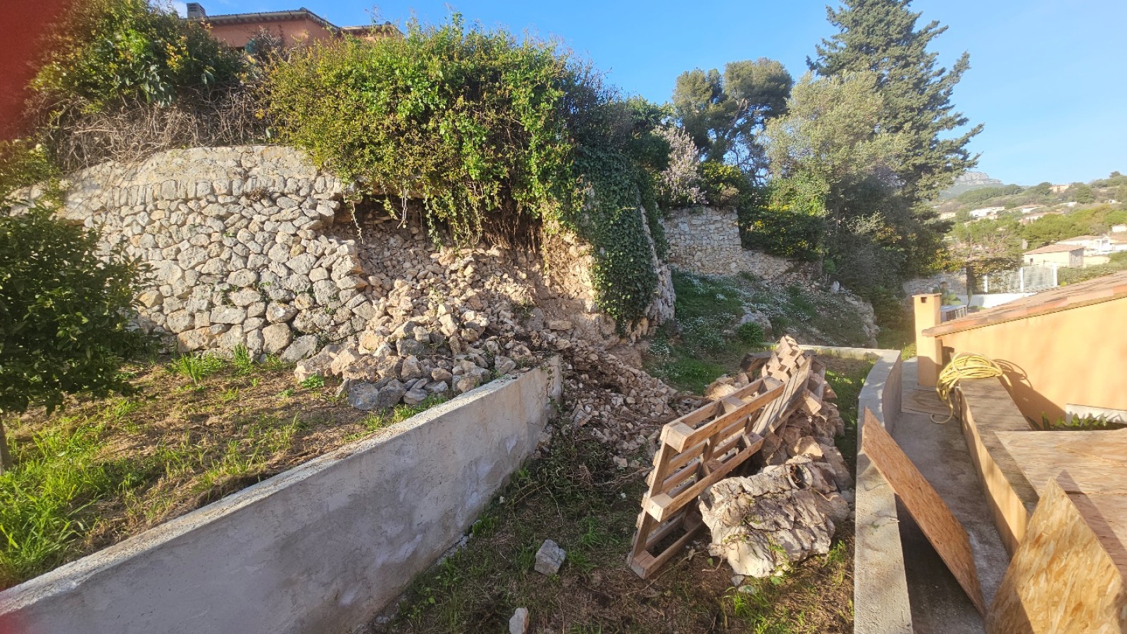 reconstruction d un muret en pierres sèches à Ollioules 