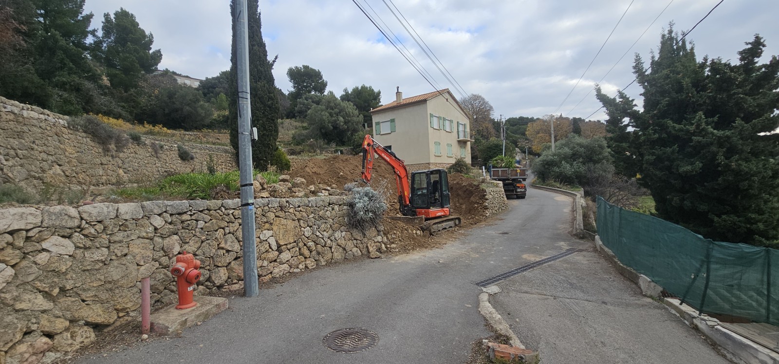 Travaux de création d’une voirie d’accès et d’un parking véhicules pour la restauration d'une ancienne maison sur la Commune de Ollioules
