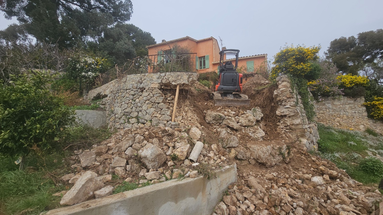 reconstruction d(un mur en pierres sèches dans le var