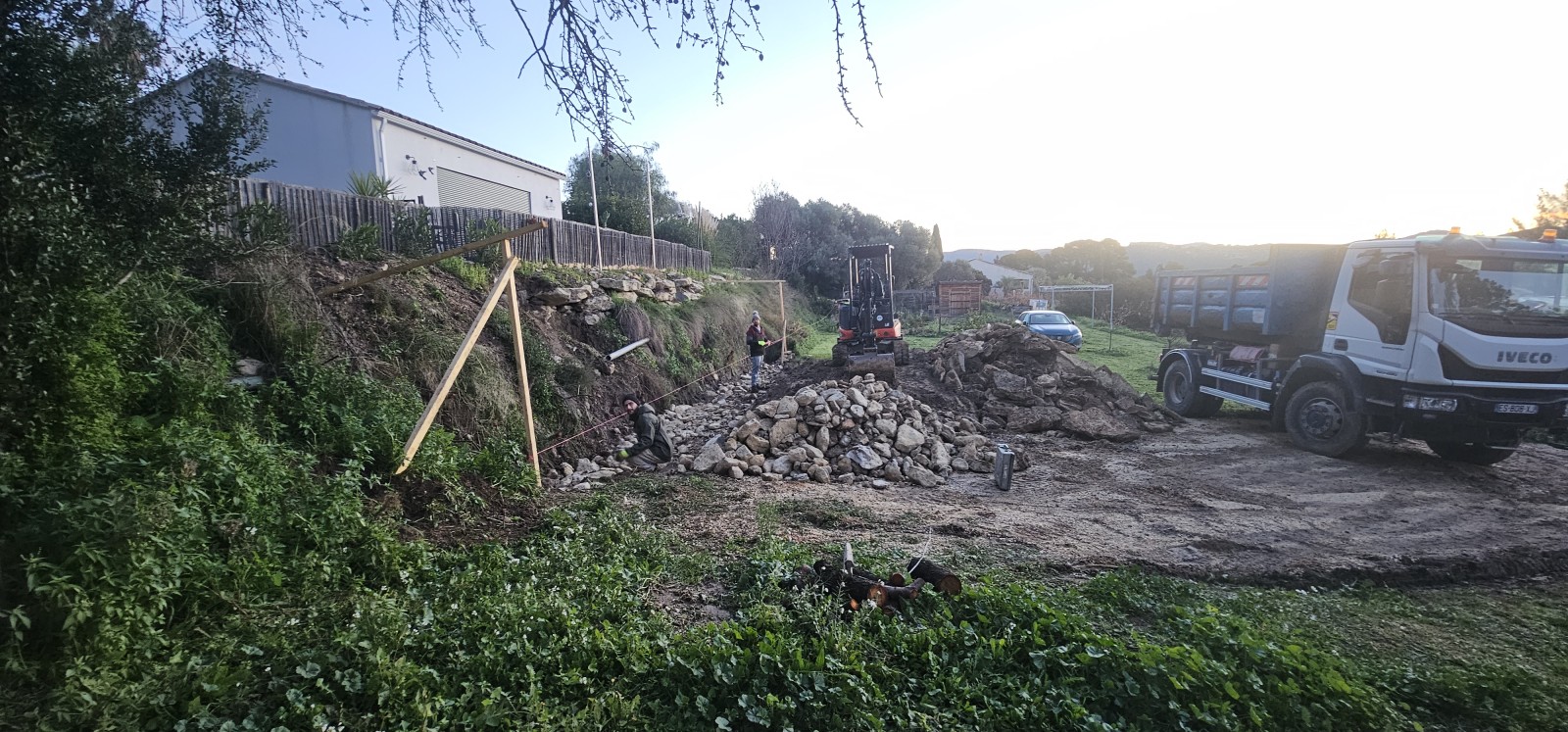 Chantier en cour, reconstruction murets en pierres sèches sur La Cadièred'Azur